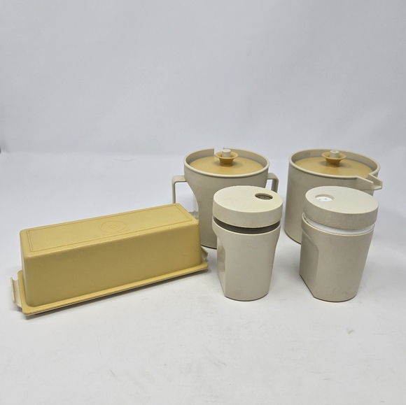VINTAGE 1970S TUPPERWARE CREAM & SUGAR BUTTER SALT & PEPPER BEIGE HARVEST GOLD - Picture 16 of 16